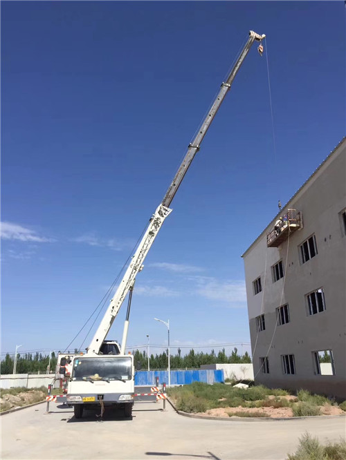 辉南县“轻装强干”—— 吊车的 “轻量化臂架” 技术